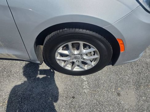 Used 2024 Chrysler Pacifica Touring-L FWD image 10