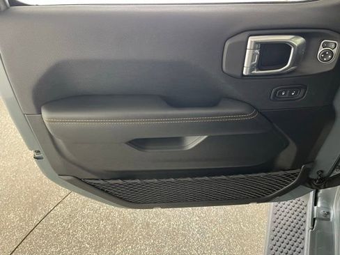 Used 2025 Jeep Wrangler Unlimited Sahara AWD/4WD image 31