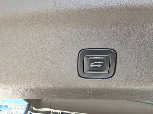 Used 2023 GMC Yukon SLT w/ SLT Premium Package AWD/4WD image 6