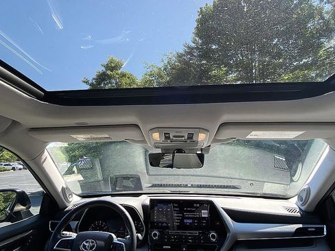 Certified 2021 Toyota Highlander Platinum AWD/4WD image 19
