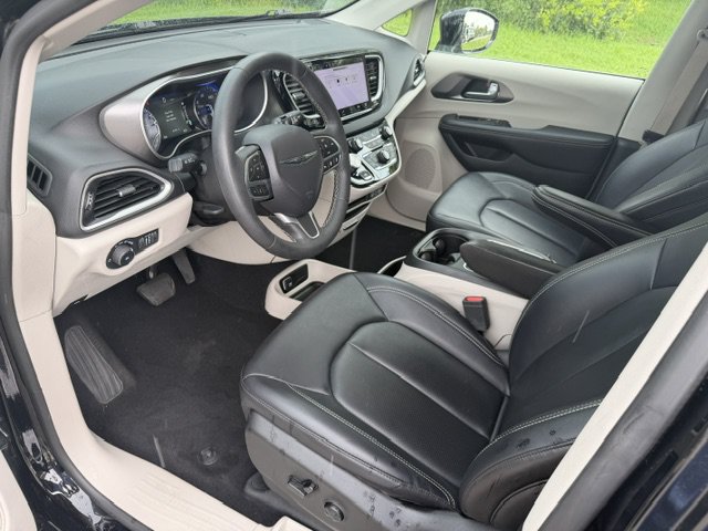 Used 2024 Chrysler Pacifica Touring-L FWD image 10