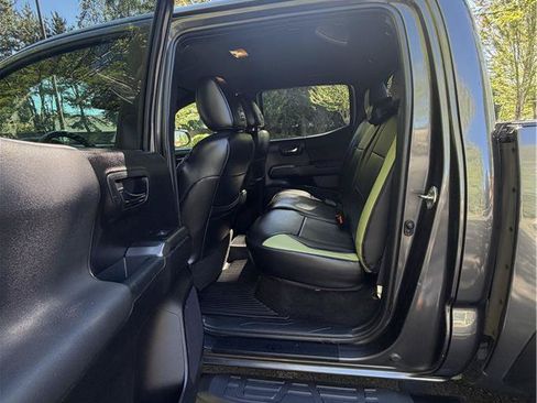 Used 2019 Toyota Tacoma TRD Off-Road w/ Technology Package AWD/4WD image 11