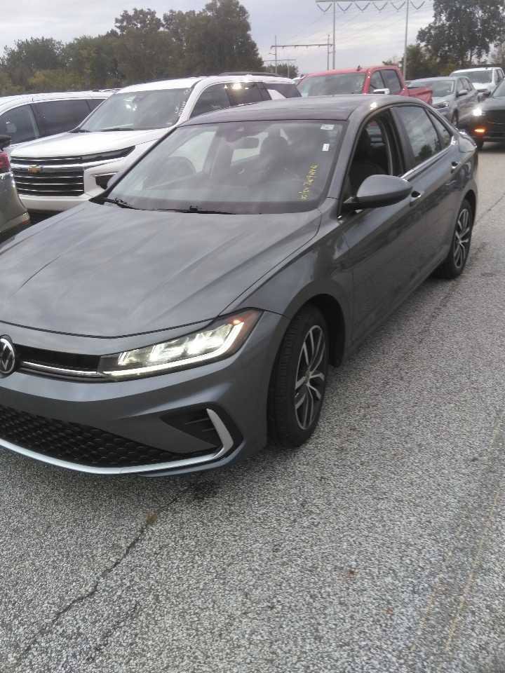 Used 2025 Volkswagen Jetta SE FWD image 2