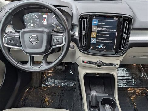 Used 2020 Volvo XC40 T4 Momentum image 16