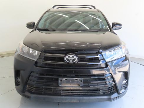 Used 2019 Toyota Highlander SE w/ Nightshade Edition FWD image 9