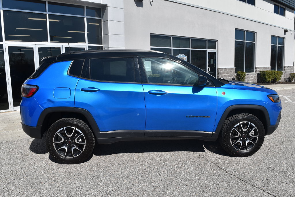 Used 2025 Jeep Compass Trailhawk AWD/4WD image 2