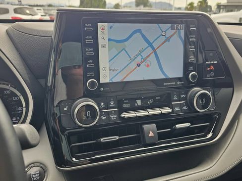 Used 2022 Toyota Highlander XLE AWD/4WD image 24