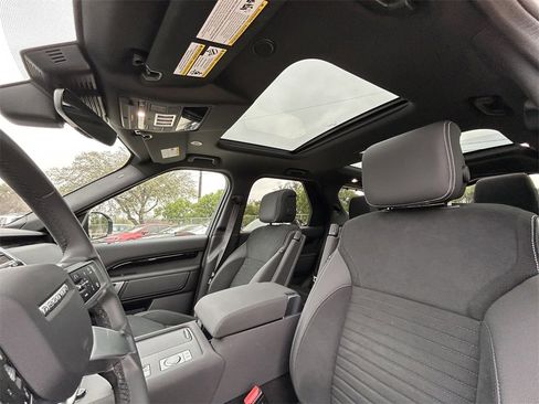 Used 2025 Land Rover Discovery S image 12