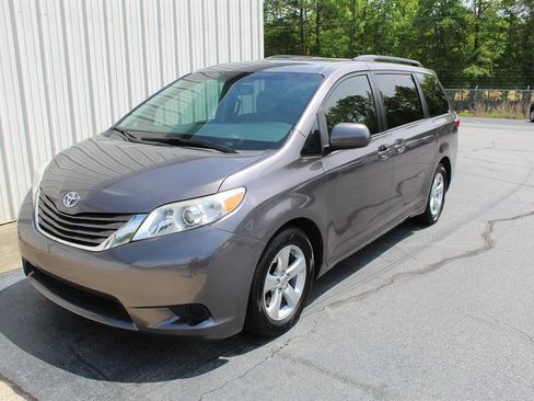 Used 2015 Toyota Sienna LE image 1