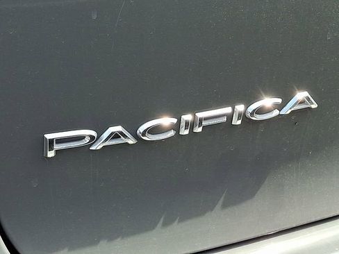 Used 2022 Chrysler Pacifica Touring-L w/ Uconnect Theater Family Group FWD image 5