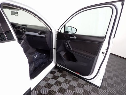 Used 2018 Volkswagen Tiguan S image 39