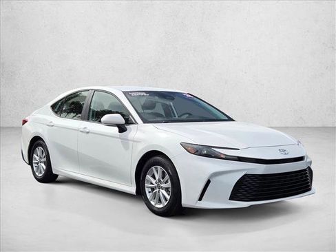 Used 2025 Toyota Camry LE image 3