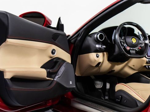 Certified 2019 Ferrari Portofino image 34