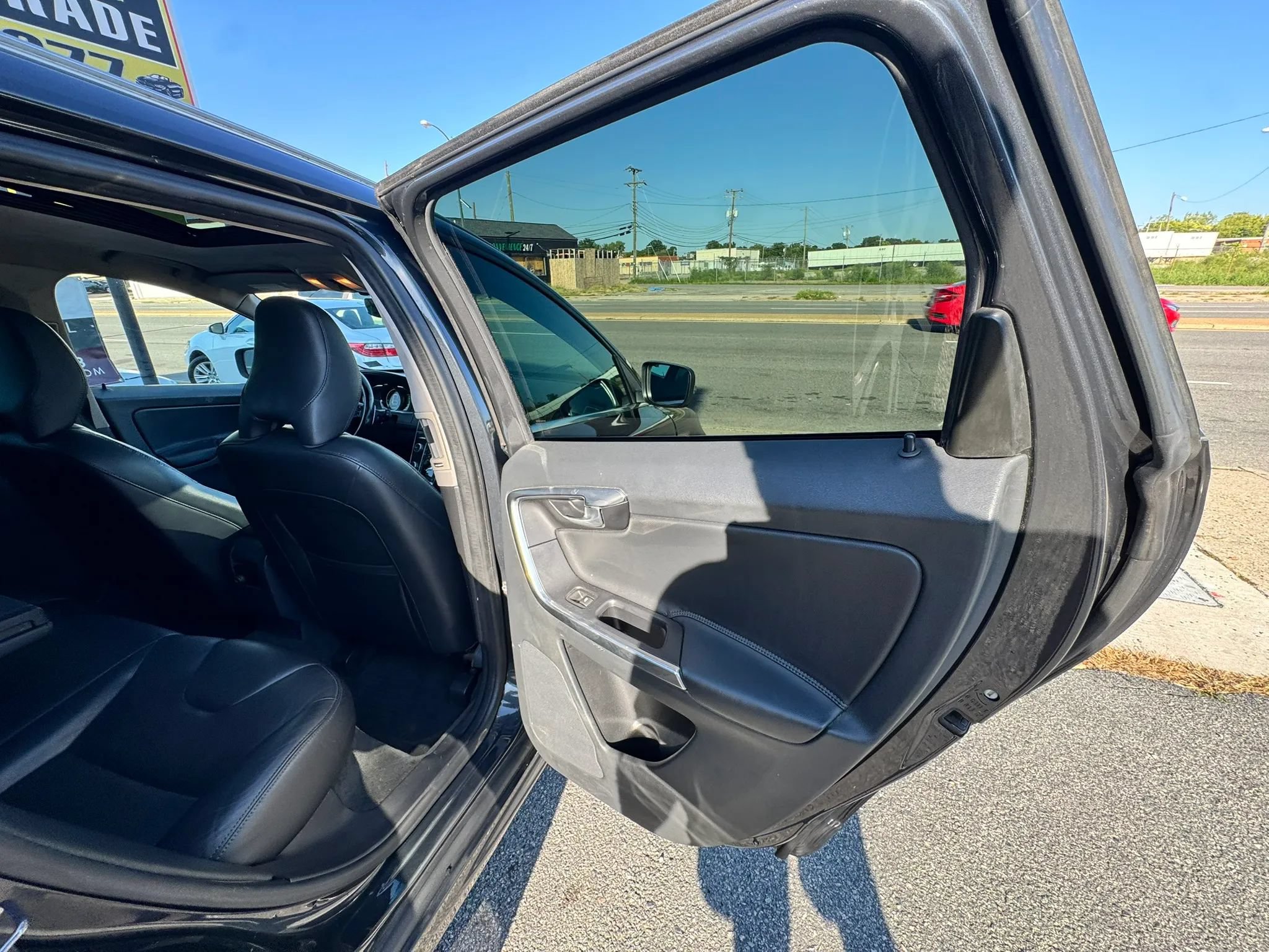 Used 2015 Volvo XC60 T6 w/ Protection Package AWD/4WD image 17
