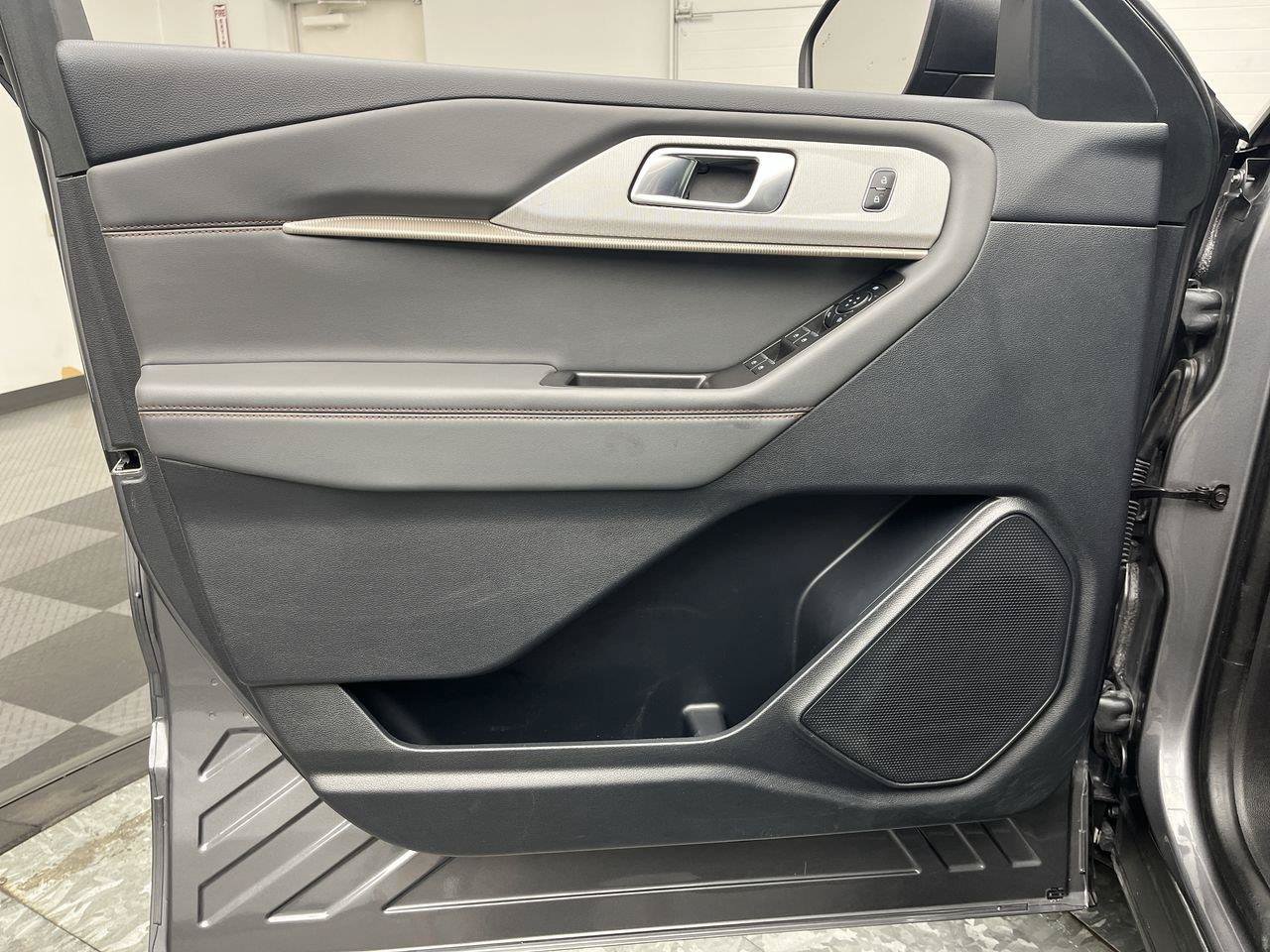 Certified 2025 Ford Explorer Active AWD/4WD image 7
