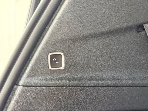 Used 2025 Chrysler Pacifica Limited FWD image 31