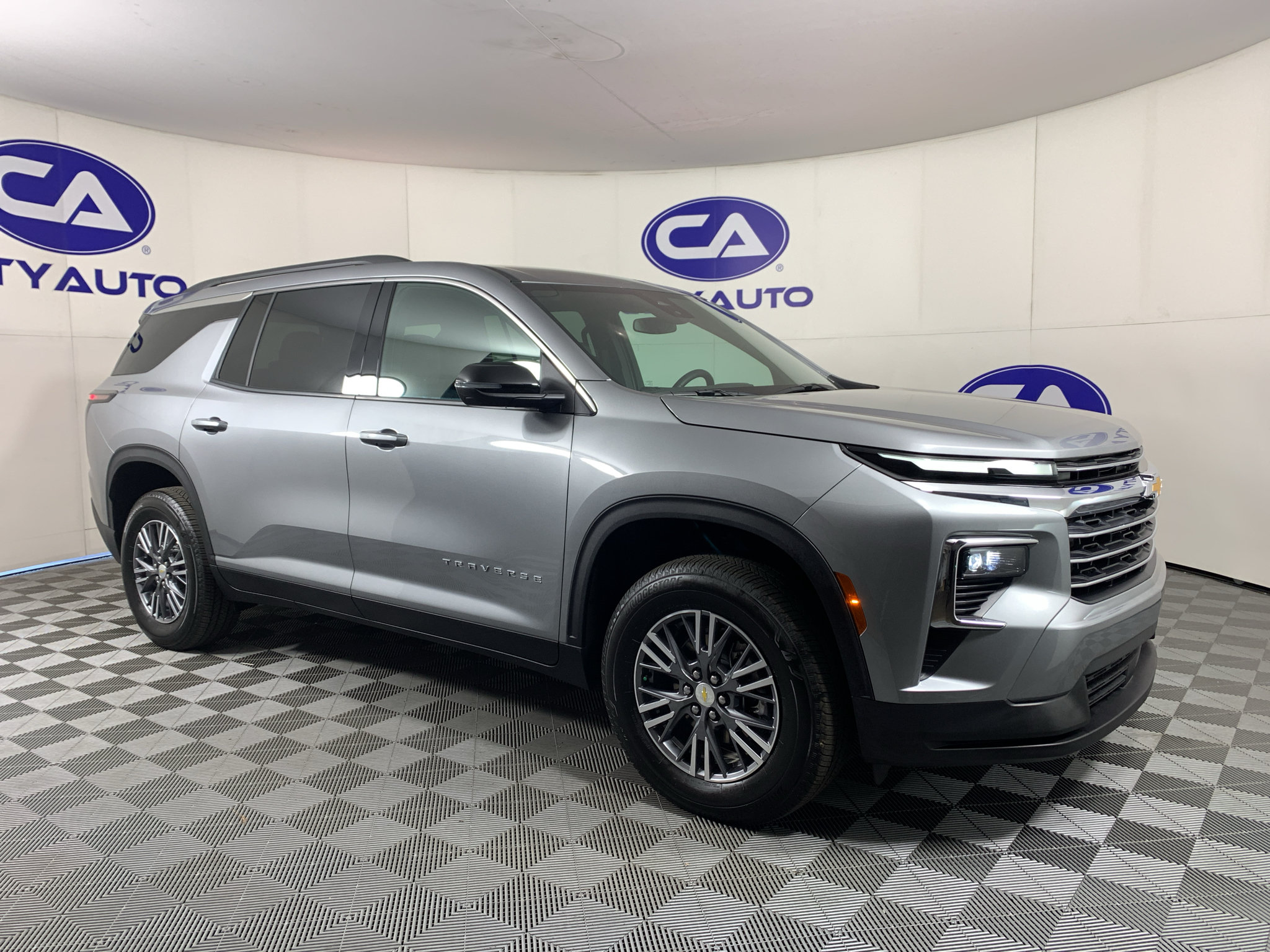 Used 2026 Chevrolet Traverse LT FWD image 1