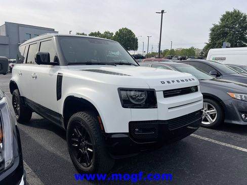 Used 2023 Land Rover Defender 110 X-Dynamic SE image 4