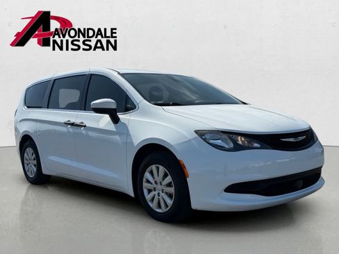 Used 2021 Chrysler Voyager L FWD image 8