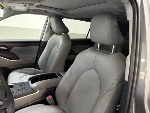 Used 2026 Toyota Highlander XLE AWD/4WD image 5
