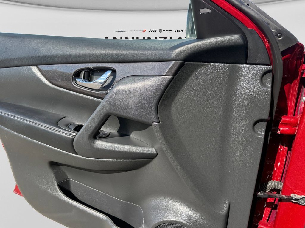 Used 2018 Nissan Rogue SV AWD/4WD image 29