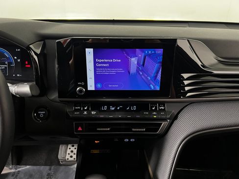 Used 2025 Toyota Camry SE w/ Convenience Package FWD image 17