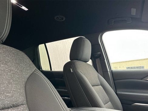 Used 2025 Chevrolet Traverse LT image 18