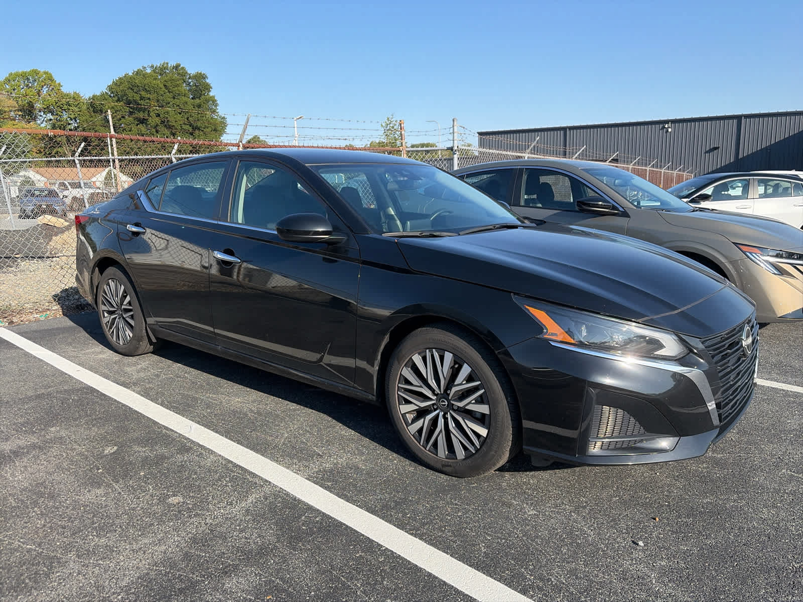 Used 2023 Nissan Altima 2.5 SV FWD image 3