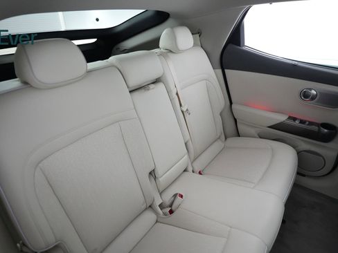 Used 2023 Genesis GV60 Advanced image 5