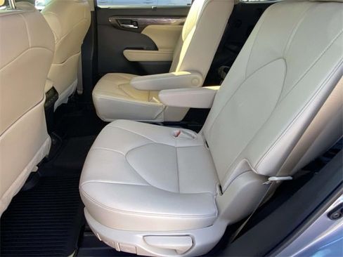 Used 2024 Toyota Highlander Limited image 12