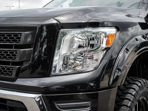 Used 2021 Nissan Titan SV w/ SV Convenience Package AWD/4WD image 6