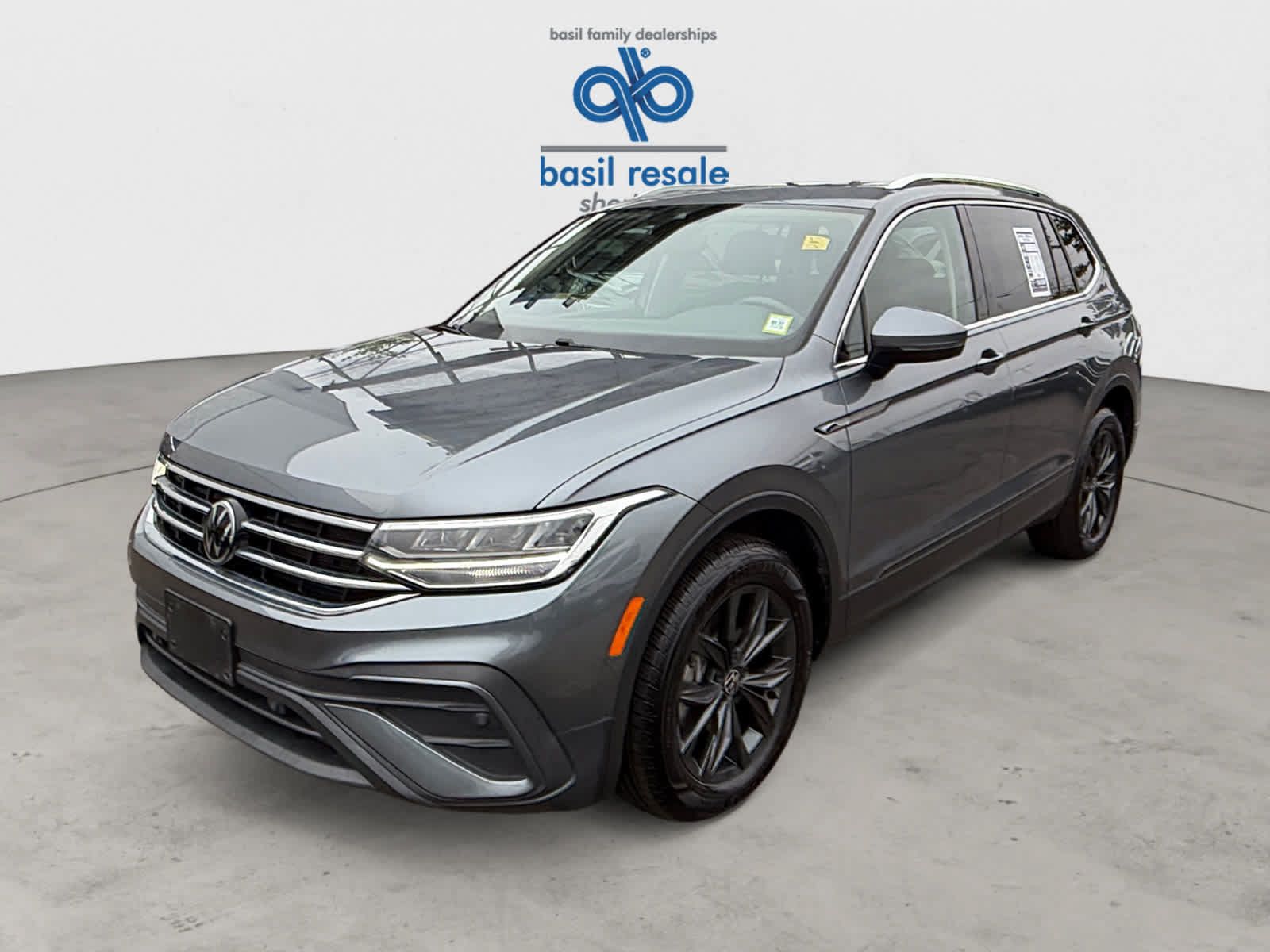 Used 2024 Volkswagen Tiguan SE FWD image 2