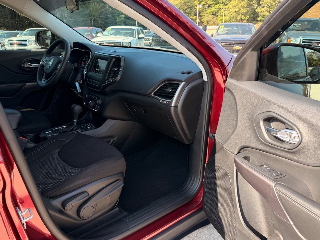 Used 2019 Jeep Cherokee Latitude w/ Popular Appearance Group FWD image 18