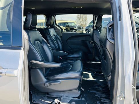 Used 2023 Chrysler Pacifica Touring-L w/ S Appearance Package image 30