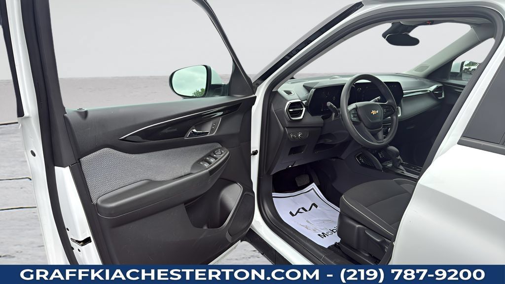Used 2025 Chevrolet TrailBlazer LT AWD/4WD image 25