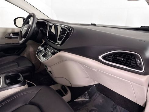 Used 2024 Chrysler Pacifica Touring-L FWD image 39