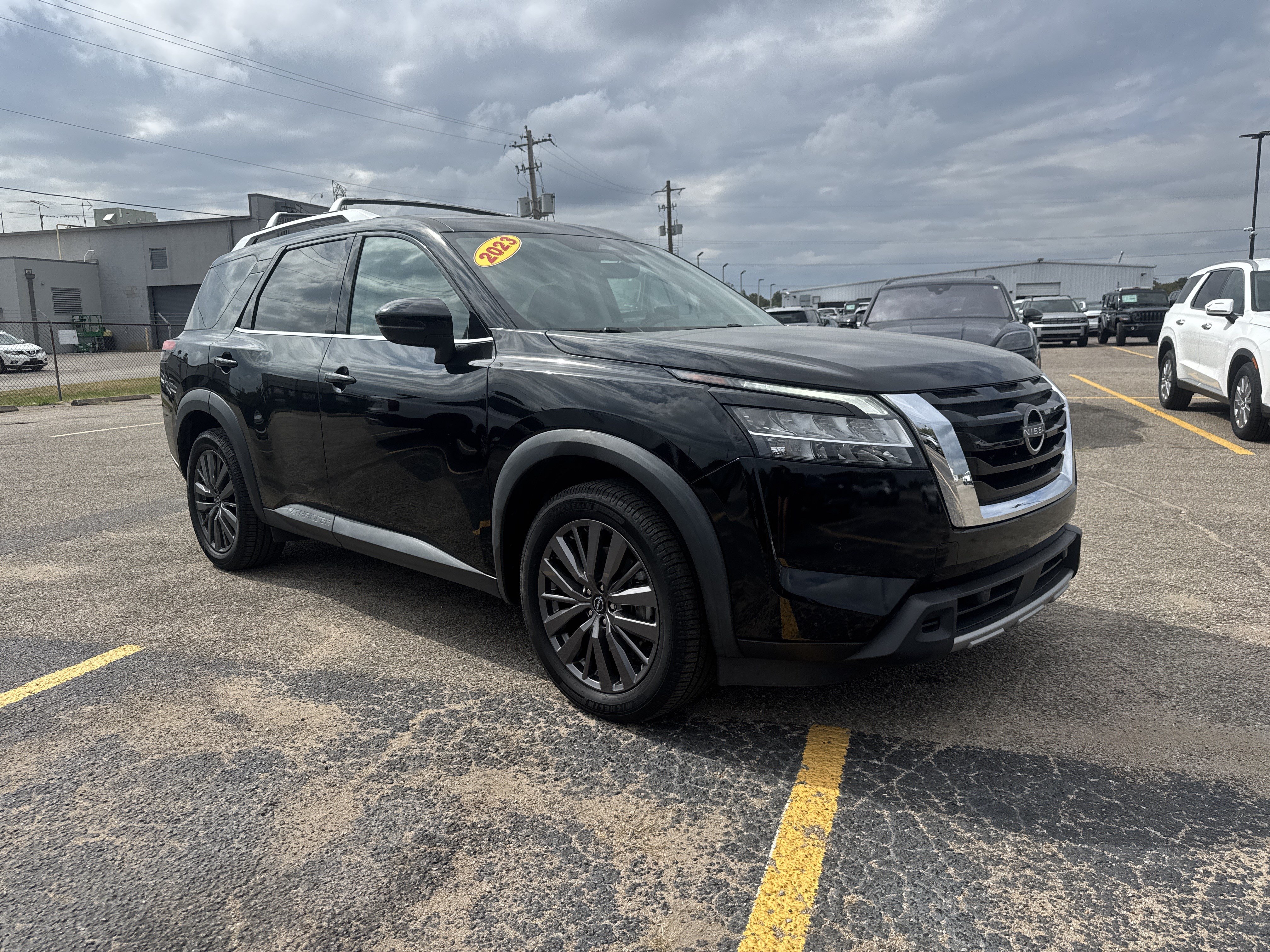 Used 2023 Nissan Pathfinder SL w/ SL Premium Package AWD/4WD image 4