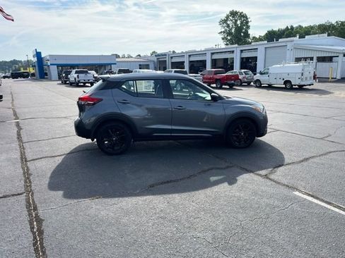 Used 2020 Nissan Kicks SR w/ SR Premium Package FWD image 2