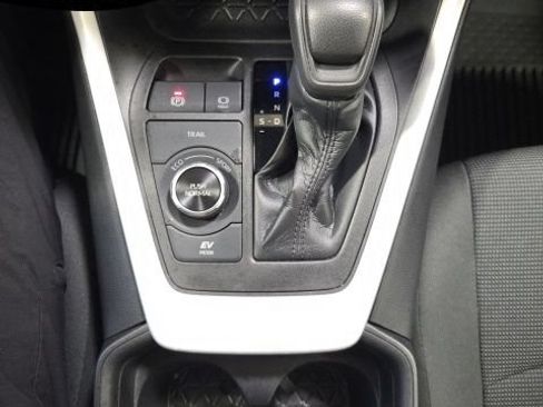 Used 2021 Toyota RAV4 LE AWD/4WD image 26