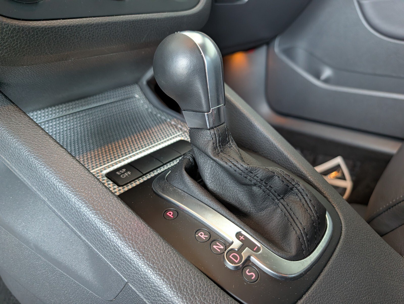Used 2008 Volkswagen R32 AWD/4WD image 25