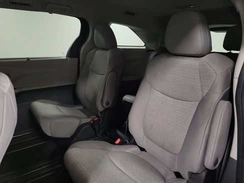 Used 2024 Toyota Sienna LE FWD image 19