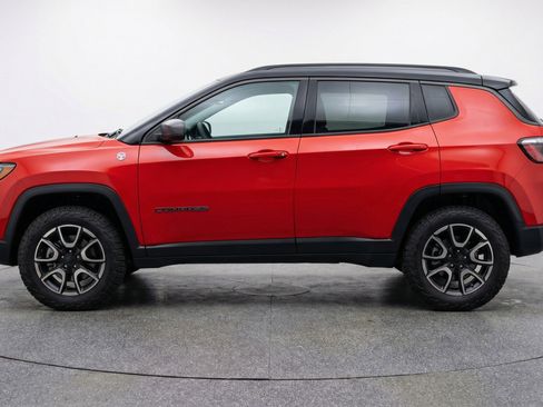 Used 2025 Jeep Compass Trailhawk image 5