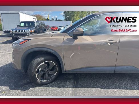 Used 2024 Nissan Rogue SV image 6