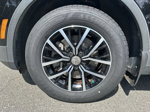 Used 2021 Volkswagen Tiguan SE w/ Panoramic Sunroof Package FWD image 11