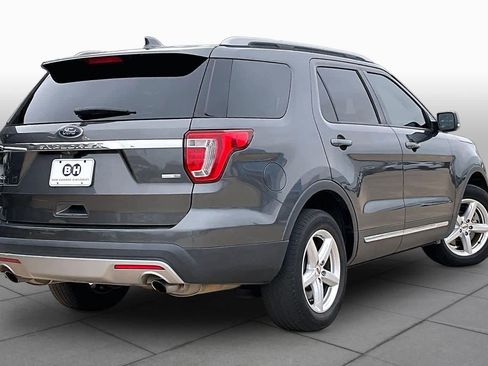 Used 2017 Ford Explorer XLT w/ Equipment Group 202A AWD/4WD image 13