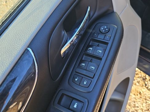 Used 2013 Chrysler Town & Country Touring image 20