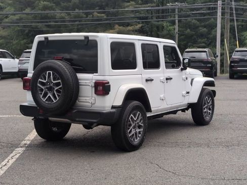 Used 2025 Jeep Wrangler Unlimited Sahara AWD/4WD image 5