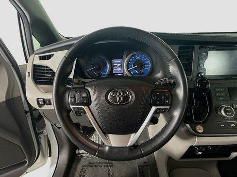 Used 2020 Toyota Sienna XLE FWD image 13