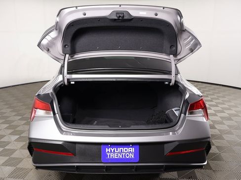 Used 2024 Hyundai Elantra SEL image 14