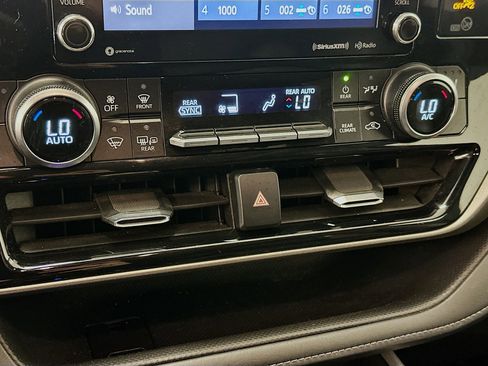 Used 2020 Toyota Highlander XLE image 24